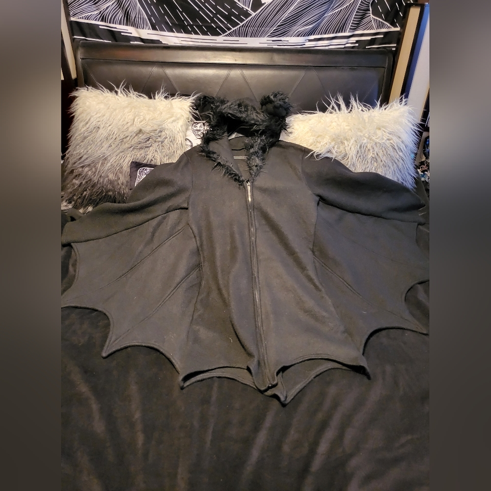 Leg Avenue super soft cozy bat hoody - Picture 1 of 4